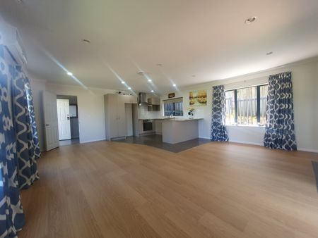 Modern Family Home - Photo 3