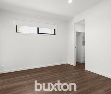 MODERN THREE BEDROOM TOWN HOUSE - Photo 4