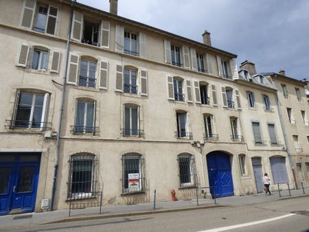 NANCY / QUARTIER PLACE DES VOSGES : SPACIEUX APPARTEMENT T3 STYLE LOFT - Photo 2