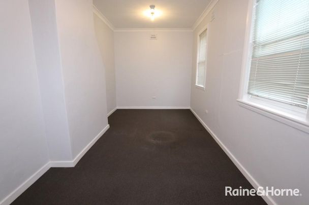 Large bedsit -Available 24/12/25 !!!! - Photo 1