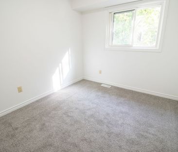 **SPACIOUS** 4 BEDROOM TOWNHOUSE IN ST. CATHARINES!! - Photo 4