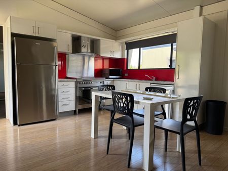 Modern Two Bedroom Furnished Unit - Photo 4