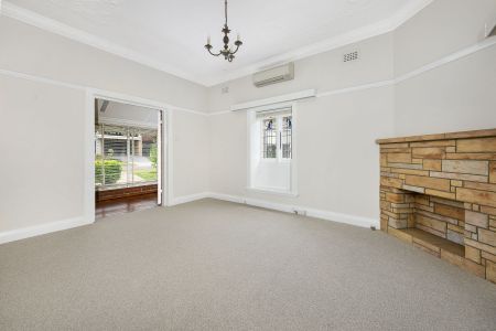 Cute, Convenient Character Home - Walk to Everything! - Photo 4