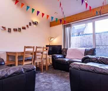 Large open-plan living room with contemporary kitchen - Photo 3