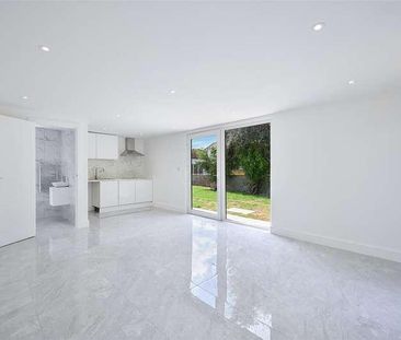 Claremount Gardens, Epsom, KT18 - Photo 2