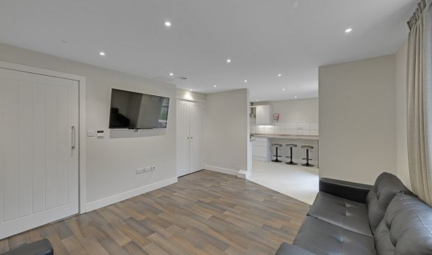 Incredible 5-Bedroom, 5-Bathroom City Centre Apartment Minutes from Hallam University - Photo 1