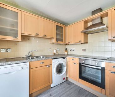 Fully furnished top floor apartment with views of Winchester Cathedral - Photo 1