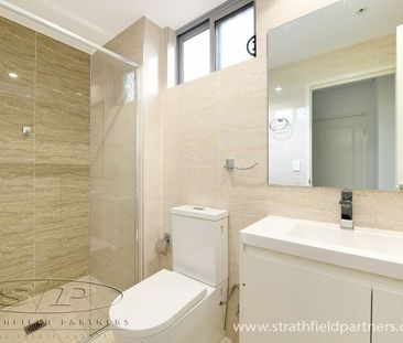Large Two Bedroom Apartment - Photo 2