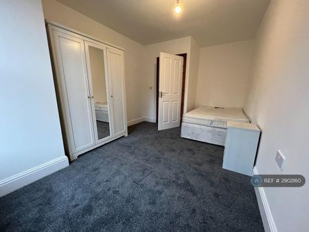 3 bedroom flat to rent - Photo 4