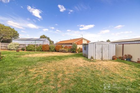 Beautifully Presented Family Home in Prime Melton West Location! - Photo 5