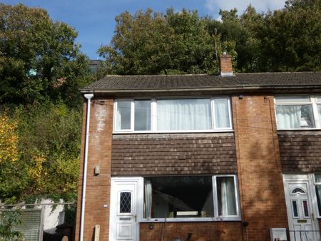 3 bed Semi-Detached - To Let - Photo 3
