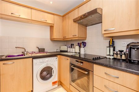 A spacious and well presented two bedroom upper floor apartment situated in this popular North Abingdon location close to the town centre. This property has good transport links to Oxford, A34 and Abingdon Business Parks. - Photo 4