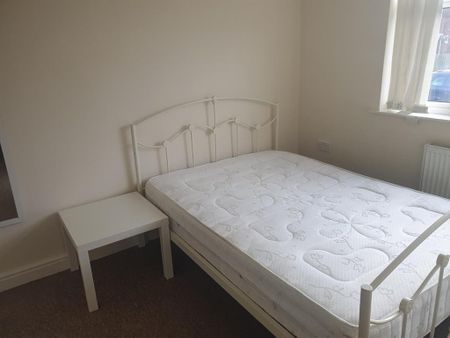 3 bedroom end of terrace house to rent - Photo 2