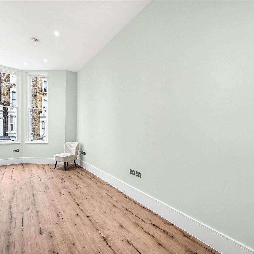 Newly refurbished Studio Flat in a desirable and highly regarded area conveniently close to Kensington Olympia (0.5 miles). - Photo 1