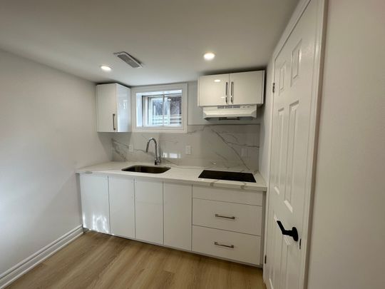 For Lease - 38 Cartier Crescent Unit# Bachelor, Richmond Hill, Ontario - Photo 1