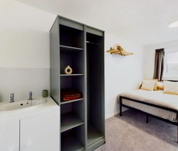 6 Bedroom House - Photo 1