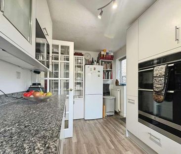 Halfway Close, Trowbridge, BA14 - Photo 4