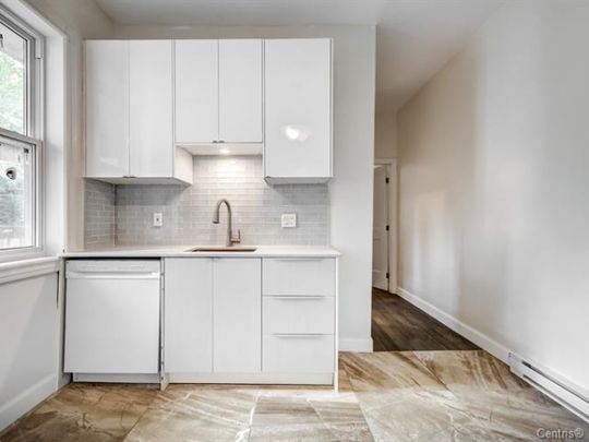 Ville-Marie: Logement de 3 chambres (1200 pc) complètement rénové offert en location semi-meublée. - Photo 1