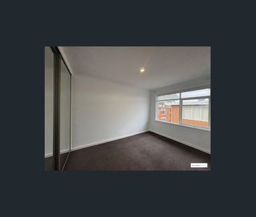 Modern 2-Bedroom Apartment in St Kilda East – Close to Schools - Photo 5