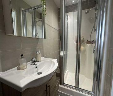 Modern Bedroom Ensuite Apartment, LN1 - Photo 4
