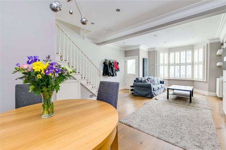 A beautifully presented four bedroom family home, tucked away on a quiet street, just moments from the South Park - Photo 5