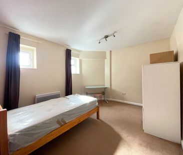 Room in a Shared Flat, Wood Street, E17 - Photo 3