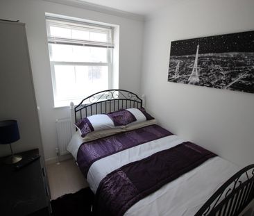4 Bed Terraced House, Chusan Place, E14 - Photo 4