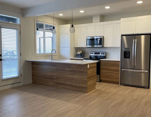 Beautiful 3 bedroom Townhome with single attached garage! — 3 Bedrooms Townhouse - Photo 1