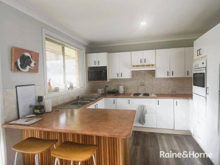 FAMILY HOME WITH SPACIOUS YARD - Photo 5