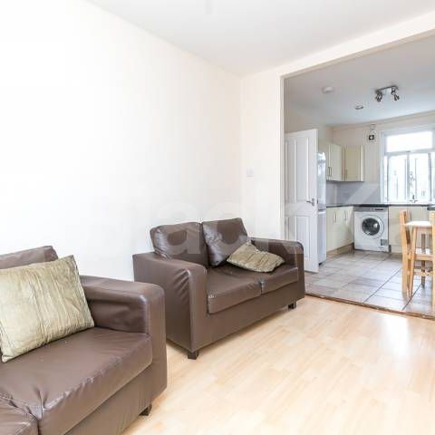 Top floor 3 bedroom apartment located within easy reach of local amenities - Photo 1