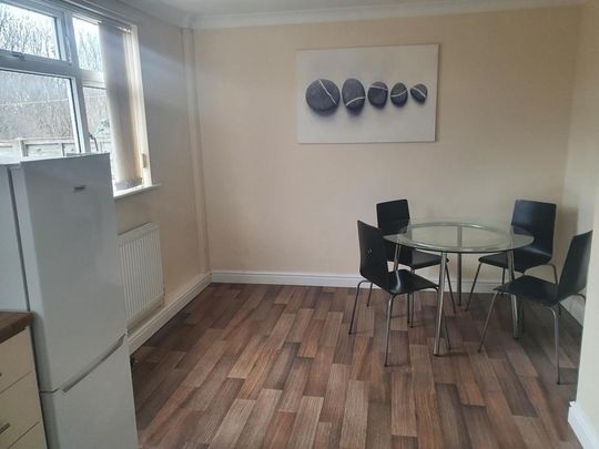3 bedroom end of terrace house to rent - Photo 1