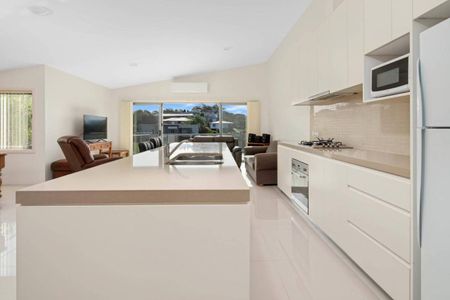 Fully furnished and low maintenance - Photo 5