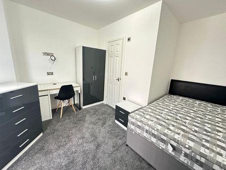 6 bedroom terraced house to rent - Photo 4