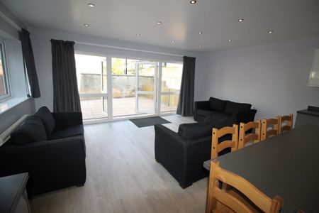 8 Bed Terraced House, Livingstone Road, SO14 - Photo 2