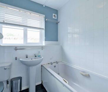 A spacious two bedroom apartment with parking and communal gardens. - Photo 2