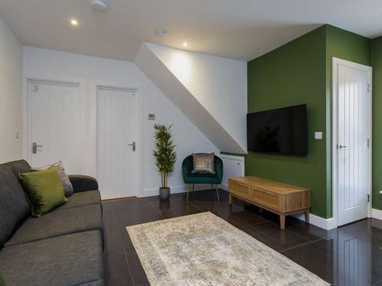 Beautiful new shared house in walking distance to QA Hospital Room 2 - Photo 1