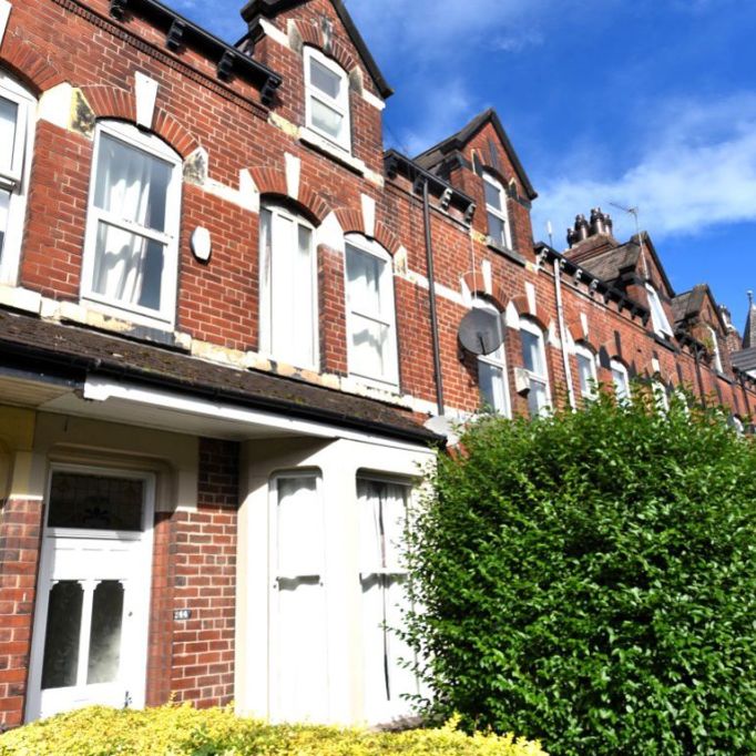 6 bedroom House in Cardigan Road, Leeds - Photo 1