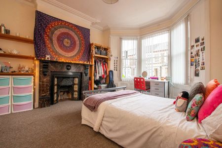 Wonderful six bedroom house with original features and modern updates - Photo 3