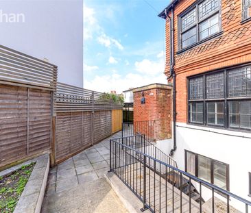 property to rent - Photo 2