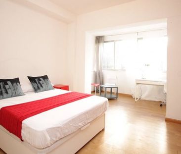 Carrer de González Tablas, Barcelona, Catalonia 08034 - Photo 3