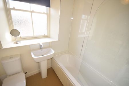 3 bedroom flat to rent - Photo 2