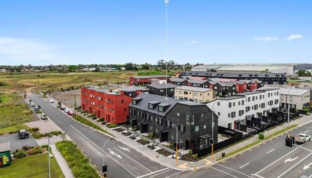 Sunny 3BR Townhouse - Photo 4