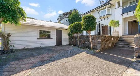 Executive Family Living in Double Grammar Zone - Photo 3