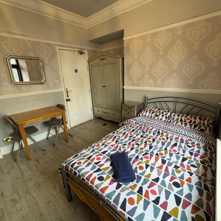Room in a Shared House, Henleaze Road, BS9 - Photo 1