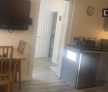 Studio for rent in Dublin, only females - Photo 2
