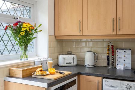 4 bedroom semi-detached house to rent - Photo 5