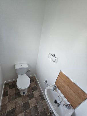 Sunny 2BR Wilton Oasis w/Garden & Garage - Photo 1