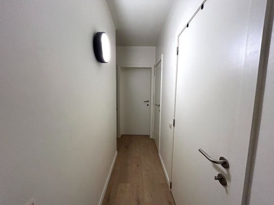 Gerenoveerd, instapklaar appartement met 2 slaapkamers te Ardooie! - Photo 1