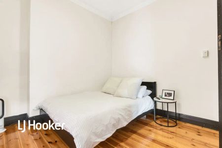 “Character Bungalow” - Photo 3