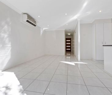 Modern Townhouse with Air Conditioning! - Photo 4